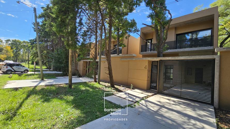 VENTA | CASAS 4 dormitorios con pileta | Roldán