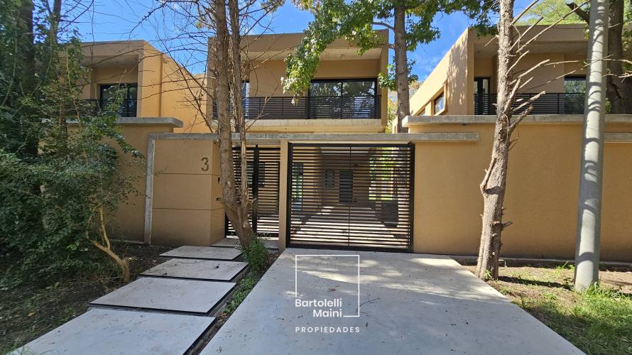 VENTA | CASAS 4 dormitorios con pileta | Roldán