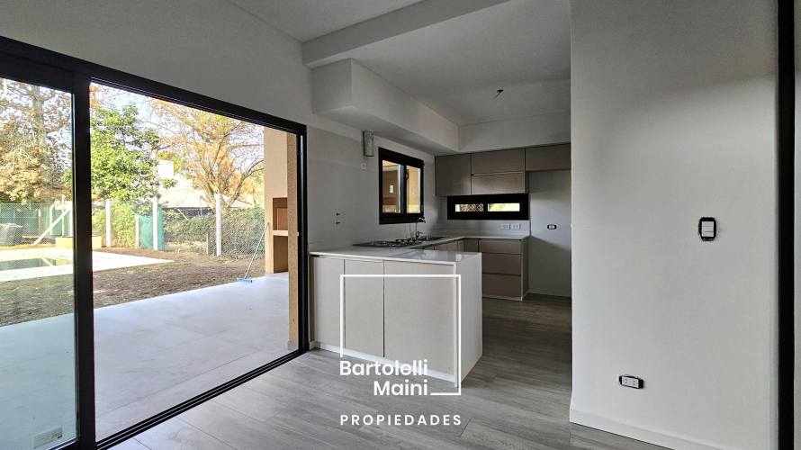 VENTA | CASAS 4 dormitorios con pileta | Roldán