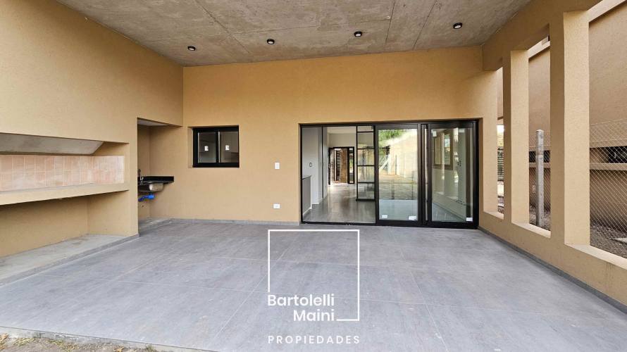 VENTA | CASAS 4 dormitorios con pileta | Roldán